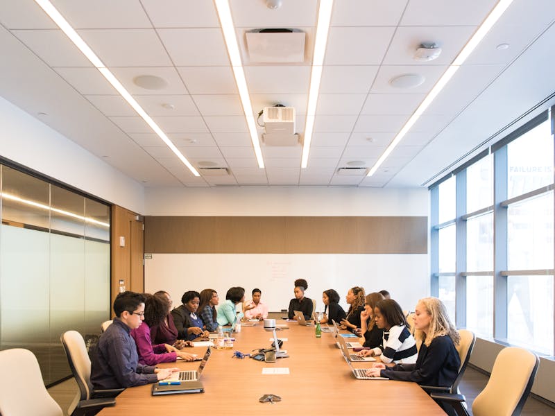 デスクで勉強する人